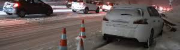 Bloqués "quinze heures" par la neige: le calvaire de la Nationale 118