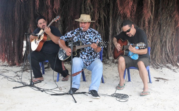 Maruao en concert sous le banian envoûtant du paepae a Hiro