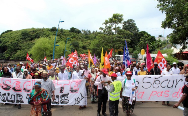 Un millier de personnes manifestent à Mayotte contre l'insécurité