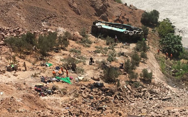 Pérou: un autocar chute dans un ravin, au moins 35 morts