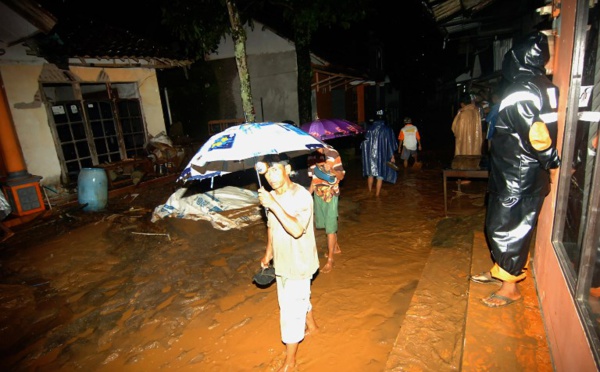 Glissement de terrain en Indonésie: cinq morts, 15 disparus
