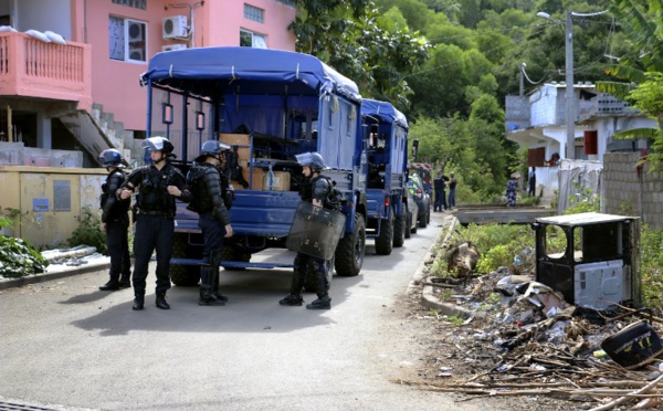 A Mayotte, des manifestants contre l'insécurité s'en prennent aux forces de l'ordre