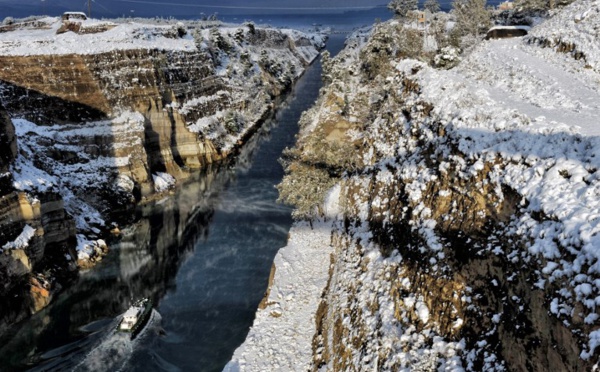 Grèce : le canal de Corinthe fermé temporairement après un glissement de terrain