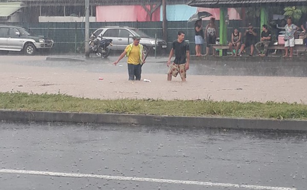 Les fortes pluies provoquent des embouteillages à Punaauia et Faa'a