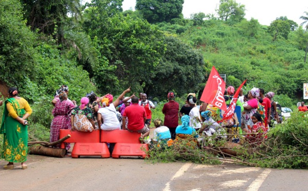 Poursuite des barrages routiers à Mayotte, un durcissement du mouvement se profile