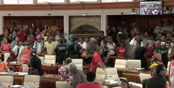 Vidéos: retour sur une journée houleuse à l'Assemblée