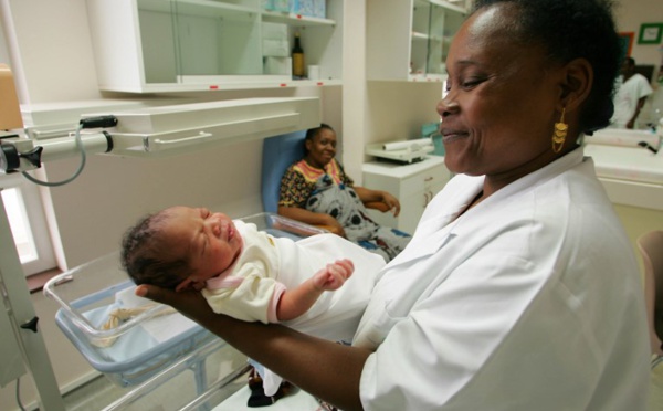 Mayotte: une "maternité internationale", sans toucher au droit du sol