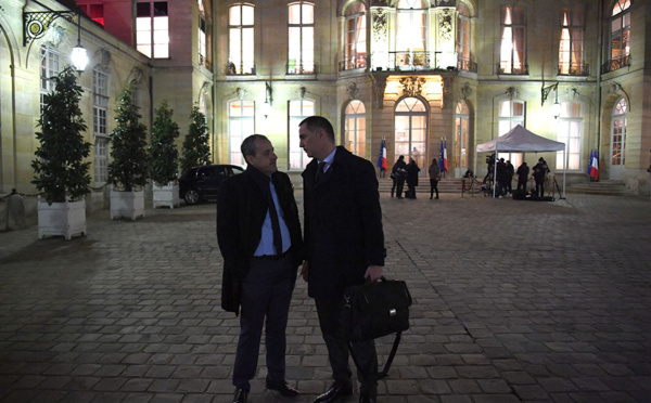 Corse dans la Constitution: Philippe garde ses cartes en main