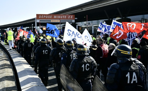 Air France: la direction tente de désamorcer la grève du 23 mars