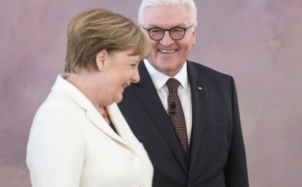 Avec une courte majorité, Merkel entame un mandat de chancelière semé d'embûches
