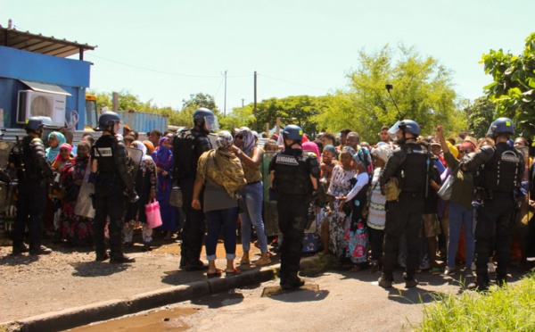 Mayotte: les barrages maintenus en attendant l'avis de la population