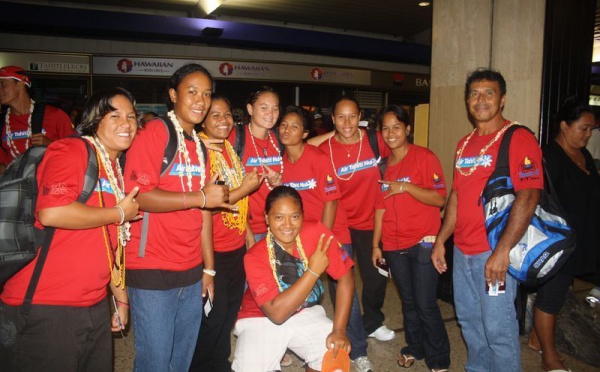 Championnat du monde de va'a: la délégation Polynésienne en partance pour Nouméa.