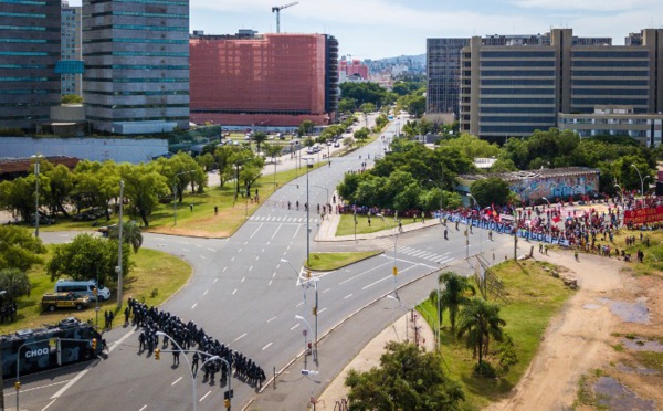 Tensions dans le sud du Brésil: la caravane de Lula touchée par des tirs