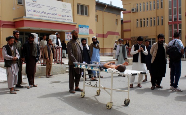 Des rescapés dénoncent une "boucherie" après une "bavure" de l'aviation afghane