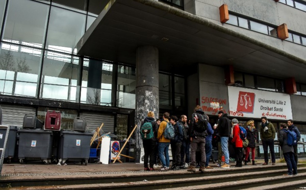 Universités: la grogne monte mais les examens auront lieu, rassure Philippe