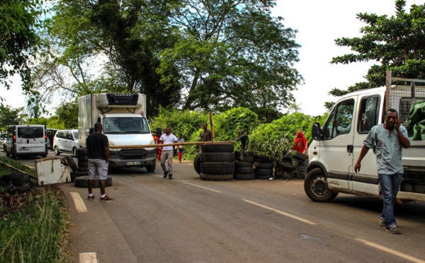 Mayotte: le nouveau préfet fait lever le barrage coupant l'accès au port principal