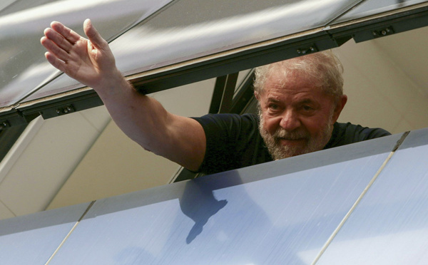 Premier jour de prison pour Lula, qui espère une sortie rapide