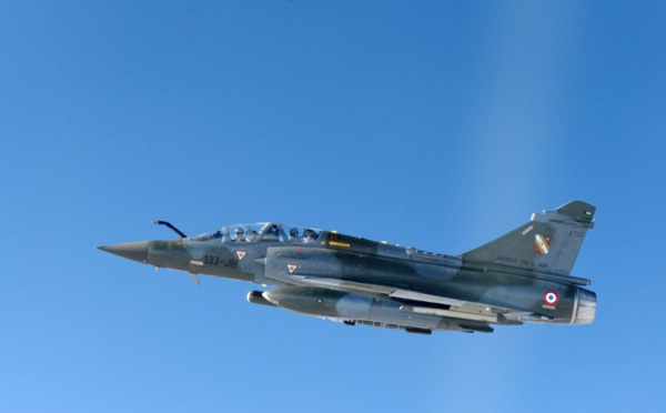 Un avion de chasse perd une réplique de bombe au-dessus d'une usine, deux blessés