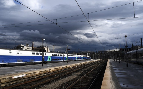 SNCF: Macron veut "aller au bout" de la réforme, la grève reprend à 20H00
