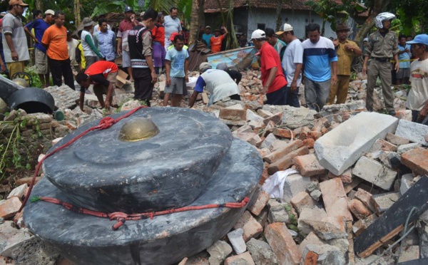Indonésie: sept morts dans l'effondrement de bâtiments