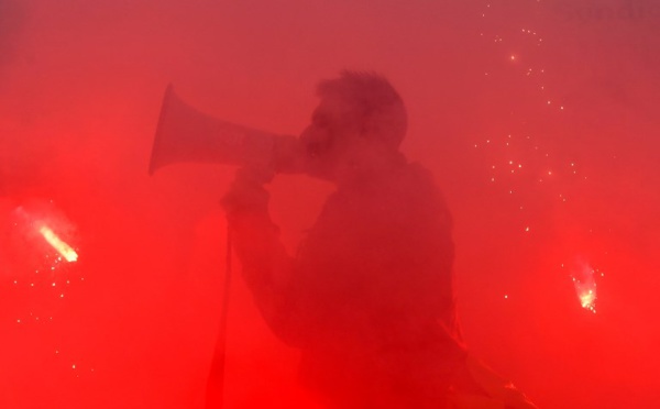 Face à Macron, des manifestants en colère partout en France