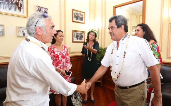 Tahiti Pearl Regatta : Le navigateur Loïck Peyron reçu à la Présidence