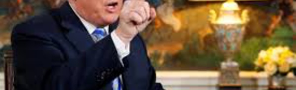 Trump attaque les médias, suggère de retirer des accréditations