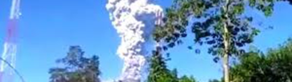Indonésie: évacuations après l'éruption d'un volcan