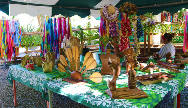 Des fleurs et de l'artisanat au fare rima'ī de Mara'a à Paea