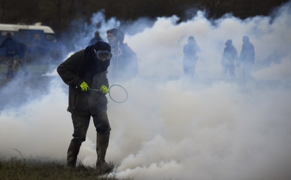 NDDL: un homme gravement blessé par une grenade lacrymogène sur la ZAD