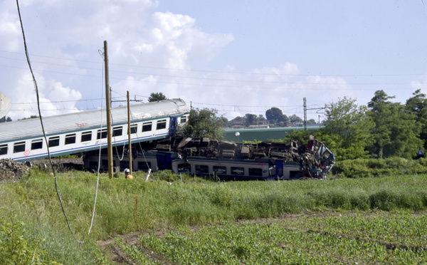 Italie: deux morts, une vingtaine de blessés dans la collision entre un train et un poids lourd