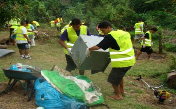 Les jeunes de la conférence multi-pieux au service des Matahiapo de Punaauia