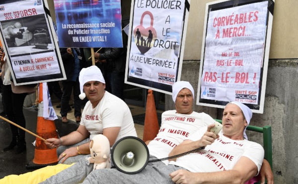 En pyjamas et bonnets de nuit, des policiers parisiens manifestent pour leur conditions de travail