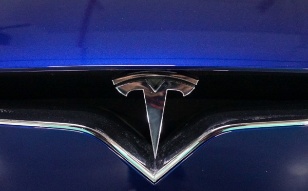 USA: une Tesla en mode semi-autonome percute une voiture de police