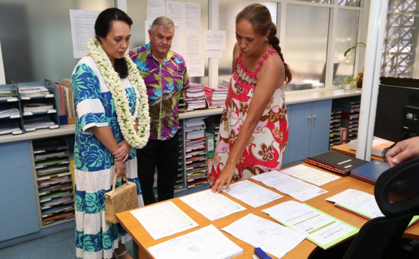Visite des services administratifs par la ministre Tea Frogier