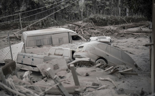 Volcan au Guatemala: le bilan s'alourdit à 109 morts, recherches suspendues