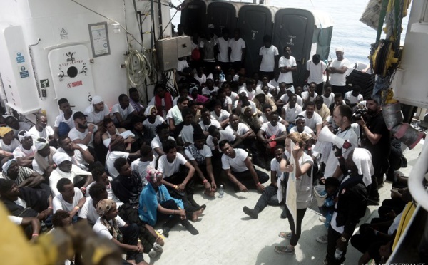 Encore au moins quatre jours de mer pour les migrants de l'Aquarius