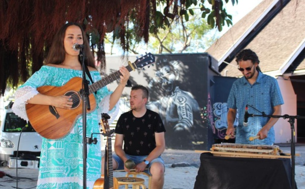Les Vaiteani en concert sur la scène du Petit théâtre