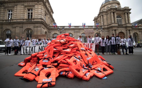 Les sénateurs examinent le texte asile-immigration, les associations mobilisées