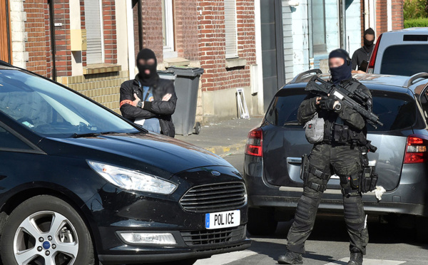 Coup de filet dans l'ultradroite: poursuite des gardes à vue, les musulmans "préoccupés"