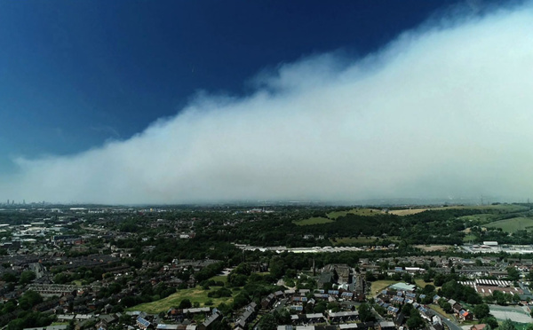 Royaume-Uni: l'armée en renfort contre un incendie dans la lande, près de Manchester