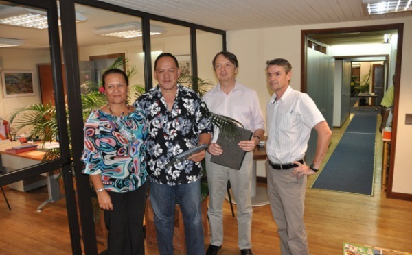 Signature d’une convention de financement d’un programme d’adduction en eau potable entre le maire de Ua Pou, Joseph Kahia  et l'AFD