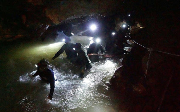 Thaïlande: les jeunes footballeurs piégés dans une grotte retrouvés "sains et saufs"