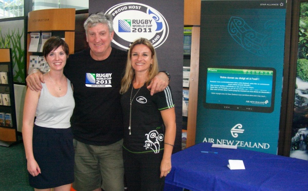 Séance de dédicace avec Graham Mourie, ancienne star des "all blacks" chez Air New Zealand