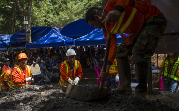 Thaïlande/grotte: des chercheurs de nids d'hirondelles à la rescousse