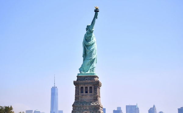 Opposée à la politique anti-immigrés de Trump, une femme gravit la Statue de la Liberté