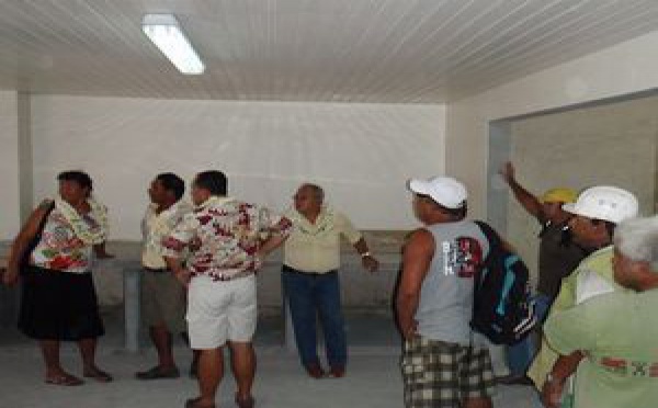 Tikehau: Frédéric Riveta et Lana Tetuanui visitent l'unité pilote de production d'huile de coco