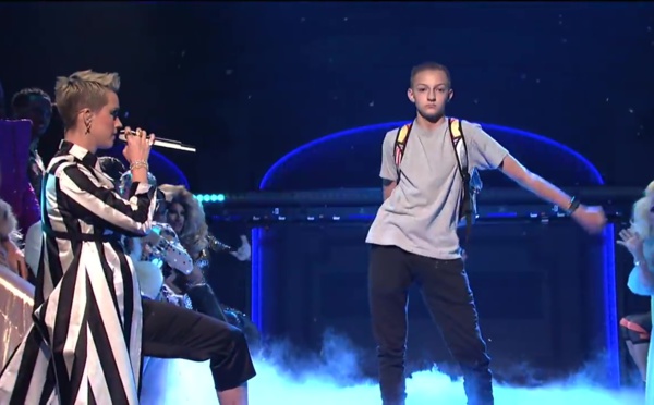 "Flossing" la nouvelle danse à la mode dans les cours de récré (et ailleurs)