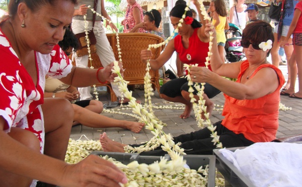 2695m...Le plus grand collier de fleurs du monde est...tahitien!