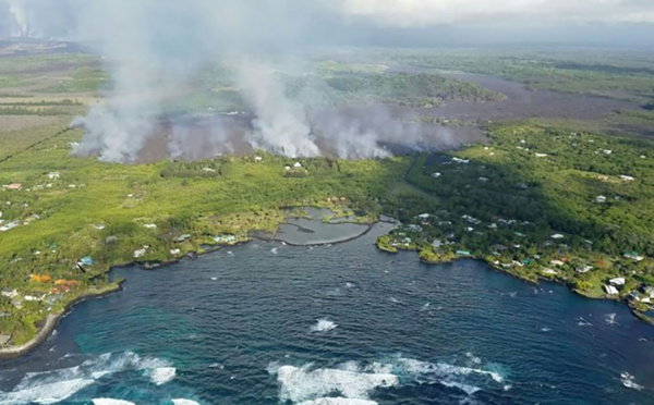 Eruption à Hawaï: 23 blessés dans un tour en bateau, nouvelle île de lave
